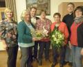 Bild: sl
Die neue Führungsriege Claudia Rupprecht, Renate Kraus (Zweite und Vierte von links) und Maria Winter (rechts) danken ihrer Vorgängerin Gretl Woppmann (Dritte von rechts) mit Geschenken. Martha Bauer (links) sowie Anton Kappl und Pfarrer Adam Nieciecki schließen sich an.