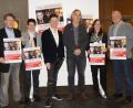 Bild: weu
Die Vorsitzenden des Kunstvereins Peter Wunder (rechts) und Karl Stumpfi (links), stellten die Klassik-Rock-Gala mit den zwei Protagonisten, Chefdirigent Hans Richter (Dritter von rechts) und Sänger Markus Engelstädter vor. Zweite Bürgermeisterin Margit Reichl (Zweite von links) und Hallenmanagerin Rosa Schafbauer begrüßten die Idee zu diesem besonderen Konzert.
Bild: weu