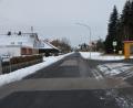 Bild: dob
Die Thomasbühlstraße in Straßenhäuser wird auf einer Länge von 700 Meter vom Buswartehäuschen bis zum Anliegen der Familie Kellner saniert. Auf einen Rückbau der Straßenbreite wird verzichtet. Stattdessen werden die Bauhofmitarbeiter Bäume pflanzen und eine Linie für einen Geh- und Radweg ziehen. Stadtrat Hans Bayerl bedankte sich für die Errichtung des neuen Bushäuschens. Es werde sehr gut angenommen.