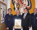 Bild: exb
Nach 47 Jahren scheidet Hermann Haberkorn (Zweiter von links) aus dem aktiven Dienst bei der Feuerwehr Pleußen aus. Für das jahrzehntelange Engagement danken Kommandant Wolfgang Haberkorn (links) sowie Vorsitzender Markus Fischer und 2. Bürgermeister Stefan Grillmeier (von rechts).