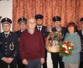 Bild: exb
Eine Abordnung der Feuerwehr Hermannsreuth gratuliert Anton Nürbauer (vorne Mitte) mit einem Präsentkorb zum 80. Geburtstag. Mit im Bild seine Frau Monika.