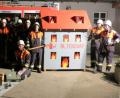 Bild: kö
Für die Ausbildung wendet die Feuerwehr Altendorf viel Zeit auf. Gut eingebunden ist dabei auch die Jugend. Wertvolle Dienste leistet dabei das von Georg Pamler gesponserte Löschhaus (rechts), das auch beim Ferienprogramm im Einsatz war.