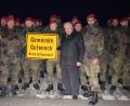 Bild: bnr
Die Verbundenheit der Gemeinde Guteneck mit der Patenkompanie 2/4 aus Pfreimd soll das Ortsschild von Guteneck zum Ausdruck bringen. Bürgermeister Hans Wilhelm übergab das Schild an Kompaniefeldwebel Wolfgang Spickenreuther und Kompaniechef Major Maik Klebs.
