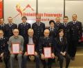 Bild: soj
Ehrungen für 50 Jahre Treue sowie 30, 20 und 10 Jahre aktiven Dienst stehen bei der Ebnather Feuerwehr an: (vorne von links) Daniel Wartinger, Heinrich Ritter, Josef Schüller, Hans-Jürgen Enders, Franziska Käß, (hinten von links) Ehrenkreisbrandmeister Martin Englmann, Michael Knott, Kreisbrandmeister Peter Prechtl, Kommandant Gerhard Horn, Hannes Philbert, Markus Becher, Bianca Käß, Vorsitzender Thomas Pelzer, Sebastian Bayer sowie Florian Pöllath.