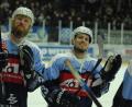 Bild: gb
Der zweifache Torschütze Tomas Rubes (rechts) und Kapitän Ralf Herbst bei der Ehrenrunde: Die Blue Devils besiegten am Sonntagabend den ECDC Memmingen mit 3:1.