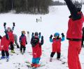 Bild: mab
Da hatten alle ihren Spaß: Skilehrer und Bambini gleichermaßen.
