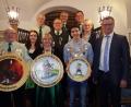 Bild: vt
Die neuen Würdenträgern und ihr Gefolge von Edelweiß Hirschau (von links): Josef Maier, Sonja Groth, Franz Dorfner, Johanna Bauer, Wolfgang Borisch, Schützenmeister Günter Heidl, Jacob Schwab, Richard Schwarz, Brigitte Schwarz und Bürgermeister Hermann Falk.