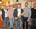 Bild: hl
Die große „Waldecker Keule“ erhält zweiter Bürgermeister Hermann Schraml (Mitte) von seinem Vorgänger Klaus Scherer (links). Die kleine Version hängen ihm Prinzessin Laura I., Prinz Florian II. und WCV-Präsident Klaus Wegmann (von links) um.