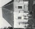 Bild: exb
Das Foto stammt aus der Zeit vor 1928. Alle Fenster haben ein gleiches Maß erhalten, die äußeren Pfeiler sind alle angeglichen. Bild: Heimatverein Eschenbach