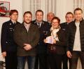 Bild: njn
Feuerwehrvorsitzender Matthias Reul überreicht 1700 Euro an „Lichtblicke“-Schirmherrin Edith Lippert (Dritter und Fünfte von links). Bei der Übergabe dabei sind (von links) zweite Vorsitzende Stefanie Sieder, Andreas Schaumberger, Kommandant Markus Krenkel, sein Stellvertreter Martin Gruber und Manuel Neugirg.