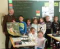 Bild: exb
Die Kinder freuten sich über den Jagdkalender, den Albert Nässl vorbei brachte.