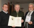 Bild: bey
Vorsitzender Wolfgang Eimer (links) und Pfarrer Arnold Pirner (rechts) ehren Emmeram Käs für seine 50-jährige Mitgliedschaft bei der KAB Luhe.