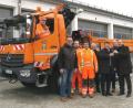 Bild: Hirsch
Die Firmenvertreter überreichten Bürgermeister Thomas Falter (Dritter von rechts) die Schlüssel für den neuen Lkw. Dieser gab sie an die Fahrer weiter.