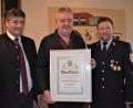 Bild: rgr
Herbert Dobmann (Mitte) ist nun Ehrenmitglied der Gmünder Feuerwehr. Es bedankten sich und gratulierten ihm Vorsitzender Tobias Schatz (rechts) und Bürgermeister Edgar Knobloch (links).