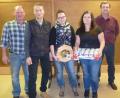 Bild: mkj
Die Schützenmeister Helmut Werner (rechts) und Michael Knott (Zweiter von links) sowie Schießwart Heinz Glaser (links) gratulierten der Siegerin des Preisschießens, Kerstin Werner (Zweite von rechts), und Ehrenscheiben-Gewinnerin Corinna Werner.