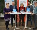 Bild: Herbert Amann, VHS Amberg-Sulzbach
Volkshochschul-Leiterin Julia Wolfsteiner, Landrat Richard Reisinger, Christa Standecker, Geschäftsführerin Metropolregion Nürnberg, Florian Neumann und Sophie Münch (von links) von der Transferagentur Bayern Nord freuen sich über die Verlängerung der Zielvereinbarung.