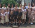 Bild: exb
Zahlreiche Festdamen, Festmädchen und -buben geben zusammen mit der Festmutter Ramona Schmitzer (Sechste von rechts) dem Feuerwehrfest eine besondere Note.