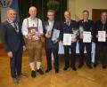 Bild: jr
Jahrzehntelanges ehrenamtliches Engagement in den Vereinen würdigt die Stadt Mitterteich beim Neujahrsempfang. Im Bild (von links) Bürgermeister Roland Grillmeier, Oliver Lipfert, Peter Röder, Johannes Meierhöfer, Theo Meierhöfer, Josef Schwägerl und zweiten Bürgermeister Stefan Grillmeier.