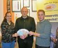 Bild: ü
Mit einer ganzen Handvoll grüner und brauner Geldscheine überraschen Magdalena Maul (links) und Felix Schraml (von rechts) von der Katholischen Landjugend Thurndorf Michael Sporrer, den Vorsitzenden des Vereins „Hilfe für Anja“. Das Geld aus der Christbaumversteigerung soll der Gewinnung neuer Stammzellspender dienen.