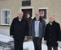 Bild: jr
Initiator Manfreds Grüssner (rechts) ist es zu verdanken, dass die Theatermacher des Landestheaters Oberpfalz (LTO) am 23. Januar nach Konnersreuth kommen, um dort ab 19.30 Uhr im Gasthof Schiml das Stück „Resl unser“ vorstellen. Zuvor gibt Altbürgermeister Michael Hamann (links) den Theatermachern noch eine exklusive Führung durch das Resl-Haus (im Hintergrund). Mit dabei ist auch Pfarrseelsorger Pater Benedikt Leitmayr.