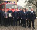 Bild: exb
Mit einer neuen Führungsmannschaft geht die Feuerwehr Lengenfeld ins Jahr 2019. Im Bild von links Michael Kastner, Florian Lippert, René Schuchter, dritte Bürgermeisterin Gisela Kastner, der für 60 Jahre Mitgliedschaft ausgezeichnete Karl Lippert, Dieter Lippert, Hermann Kaiser, Michael Kreitmeier, Gerhard Kaiser, Rolf Müller und Kreisbrandmeister Günther Fachtan.