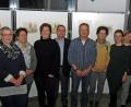 Bild: Dobmeier
In einer Werkschau präsentieren Hobby-Künstler ihre Aquarelle in der Aula der Volkshochschule. VHS-Geschäftsführer Stefan Frischholz (rechts) dankt Dozenten Heinz Müller (Dritter von rechts).