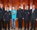 Bild: pi
Kommandant Matthias Scheinkönig (Zweiter von links) nimmt zusammen mit seinem Stellvertreter Martin Scheibl (links) Beförderungen und Auszeichnungen vor.
