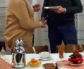 Bild: R. Kreuzer
Vorsitzende Regina Völkl gibt die Spende an Pfarrer Stefan Rödl weiter. Ferner überweist der Frauenbund einen Obulus an die Aktionen Feuerkinder und Frauen helfen Frauen in Not.