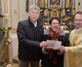 Bild: dob
Kaum hat das Jahr ein paar Tage auf dem Buckel ist Christa Wildenauer schon wieder als "Spenden-Christkindl" unterwegs. 1000 Euro überreichte sie an Dekan Alexander Hösl und Kirchenpfleger Hans Kopp.