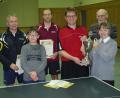 Bild: hä
Spannende Spiele verzeichneten die Tischtennis-Vereinsmeisterschaft sowie der Wettbewerb um den Fritz-Scharnagl-Pokal. Im Einzel siegte Andreas Ockl. Zusammen mit Markus Schneider gewann Ockl auch im Doppel. Im Bild (von links): Robert Wameser (Platz 2 im Einzel), Benedikt Ockl, Spartenleiter Christoph Sporrer, Sieger Andreas Ockl sowie Fritz und Elfriede Scharnagl.