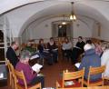 Bild: kgg
Die Teilnehmer des Auftaktabends mit Frater Gregor Schuller und Diakon Fritz Lieb im evangelischen Gemeindezentrum.