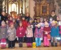 Bild: prh
In der Wallfahrtskirche St. Felix bekommen sechs Turnerinnen von Tanja Kippes (hinten, rechts) Medaillen für ihre turnerischen Leistungen.
