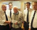 Bild: gz
Der 93-jährige Sigmund Witzlau (Mitte) überreicht dem Kriegerverein um Vorsitzenden Albert Grießl, Stellvertreter Stefan Süß, Schriftführer Fabian Bauriedl und Kassier Thomas Schmid (von links) eine Spende von 500 Euro.