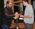Bild: u
Wie schon im Vorjahr erreicht Lukas Schlosser (rechts) beim Anglerverein den Titel des Jugend-Vereinsmeisters. Jugendleiter Mario Rauscher gratuliert dazu.
