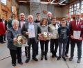 Bild: bsc
Beim Neujahrsempfang wurden Erwin Bächer (Dritter von links) und Peter Steinhauser (rechts) mit der Bürgermedaille in Silber geehrt. Elfriede Schlicht und Zita Schuster (vorne von links) sowie Karl Wittmann (hinten links), Fabian Schultes (hinten, Zweiter von links) und Timo Höfer (vorne, Zweiter von rechts) bekamen Geschenke. Es gratulierten Kreis- und Bezirksrätin Brigitte Scharf (Vierte von rechts) und zweiter Bürgermeister Oskar Schuster und erster Bürgermeister Gottfried Härtl (hinten, von rechts).