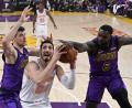 Bild: Mark J. Terrill
In den USA ein Star, in der Türkei im Fokus: Enes Kanter (M).