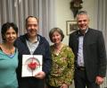 Bild: cro
Peter und Renate Schaloudek sind Fans von Hildweinsreuth. Schon zum zehnten Mal machen sie hier im Ferienhaus der Familie Völkl Urlaub und werden dafür von Bürgermeister Thomas Meiler (rechts) geehrt.