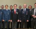 Bild: Hirsch
Landrat Thomas Ebeling (rechts) verlieh Josef Baumer, Hans Albang, Albert Frey, Manfred Raab, Friedrich Kristel, Paul Altendorfner, Matthias Altendorfner, Willi Klein und Christian Weiß (erste Reihe von links) das staatliche Ehrenzeichen am Bande für langjähriges ehrenamtliches Engagement. Vertreter aus Politik und Verbänden (zweite Reihe) gratulierten.