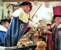 Bild: hl
Großmeister Werner von Podewils gratuliert Lothar von Hohenfels zum 80. Geburtstag.