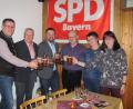 Bild: sei
Mit Kreisrat Rainer Vater, Bürgermeister Jürgen Kürzinger aus Kirchenthumbach, Juso-Vorsitzendem Sebastian Dippold (von links) stieß SPD Bürgermeisterkandidat Manfred Klier (Dritter von rechts) auf einen erfolgreichen Wahlkampf an. Ein starkes Team bildet er mit Ortsvorsitzender Andrea Bertelshofer (rechts) und Fraktionssprecherin Daniela Fuhrmann (Zweite von rechts)