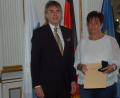 Bild: gib
Regierungspräsident Axel Bartelt überreichte Manuela Bock die Anerkennungsurkunde und eine Medaille.