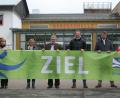 Bild: Tietz
Ziel des 13. Landkreislaufes ist die Nordgauhalle in Nabburg. Christian Meyer vom Verein "Partner für den Landkreis Schwandorf" (Dritter von rechts) stellte das Lauf-Event zusammen mit Bürgermeister Armin Schärtl (Dritter von links) sowie Vertretern von Vereinen und Hilfsorganisationen vor.