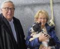 Bild: www.hunde-ohne-lobby.de
Der Präsident der Europäischen Kommission, Jean-Claude Juncker, und seine Frau Christiane Frising holen ihren neuen Hund Peluso bei der Hundenothilfe in Vilseck ab.