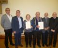 Bild: bk
Die KAB Freihung ehrt langjährige Mitglieder (von rechts): Präses Bernhard Huber, Vorsitzender Manfred Fritsche, Alfons Merkl, Erna Rumpler, Bürgermeister Norbert Bücherl und Georg Fritsche.