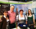 Bild: ckl
Das Team um (von links) Gerlinde Reisenecker (Sibyllenbad), Alfons Schnurrer (Fremdenverkehrsverein Neualbenreuth), Gerlinde Lang (Campingplatz Großbüchlberg) und Nina Lang (Steinwald-Allianz) präsentiert das Stiftland und den Steinwald bei einem Stand in Chemnitz.