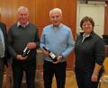 Bild: Dobmeier
Stadtverbandspräsident Reinhard Meier (links) und Vizepräsidentin Andrea Glaubitz gratulieren dem SfL-Ehrenmitglied Hans Hiermaier (Zweiter von rechts) und Karl Zuber vom Postsportverein, die beide im Januar ihren 75. Geburtstag feiern.