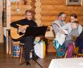 Bild: wgw
Roland Willecke begleitete den Gesang eines Friedensliedes auf der Gitarre.