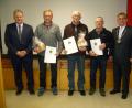 Bild: usc
Stellvertretender BRK-Kreisvorsitzender Landrat Richard Reisinger (links) und Freihungs Bürgermeister Norbert Bücherl (rechts) ehren engagierte Blutspender (von links): Ludwig Kohl, Heinz-Peter Ertl und Otto Mägerl.