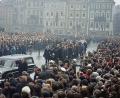 Bild: Jiri Finda/CTK/dpa
Die Aufnahme zeigt den Trauerzug für Jan Palach in der Prager Altstadt. Der damals 20-jährige tschechische Philosophie-Student hatte sich am 16. Januar 1969 auf dem Wenzelsplatz angezündet, um die Bevölkerung zum Protest gegen die Besatzer aus den Bruderstaaten zu bewegen.