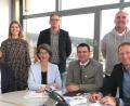 Bild: Hirsch
Matthias Unverzart, Laura Hlawatsch, Thomas Rinner, Horst Fleischmann, Sebastian Singer (stehend von links), Manuel Lischka, Dr. Susanne Plank, Thomas Ebeling und Christian Meyer (sitzend von links) empfehlen die "Unternehmer-Schule" der Hans-Lindner-Stiftung.